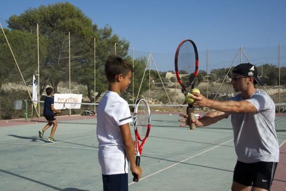 Sprachschüler auf Malta spielen Tennis