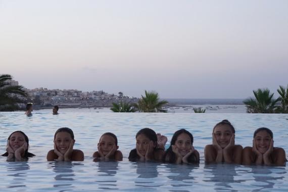 Jugendliche nach dem Englischsprachkurs im Pool auf Malta