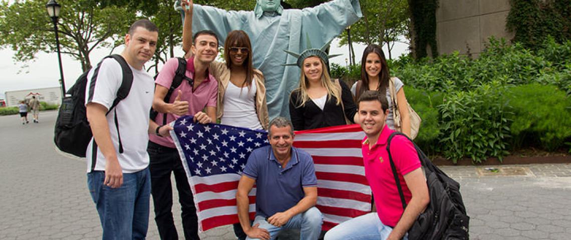 Sprachschüler posieren im Park New York