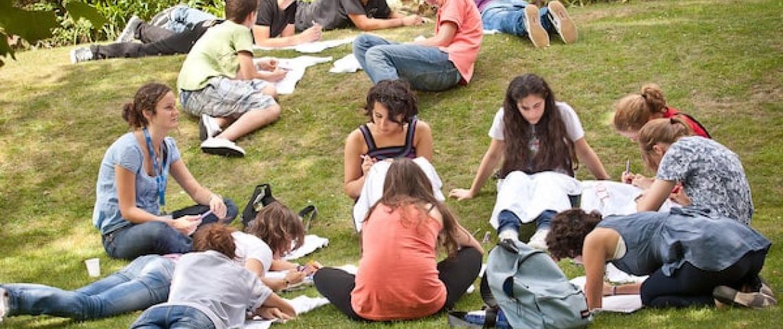 Sprachschüler in Cambridge sitzen auf Wiese