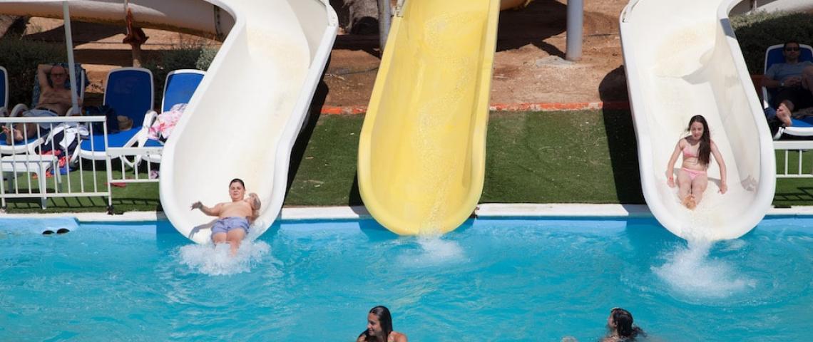 Jugendliche Sprachschüler verbringen ihre Freizeit im Splash & Fun Wasserpark Malta