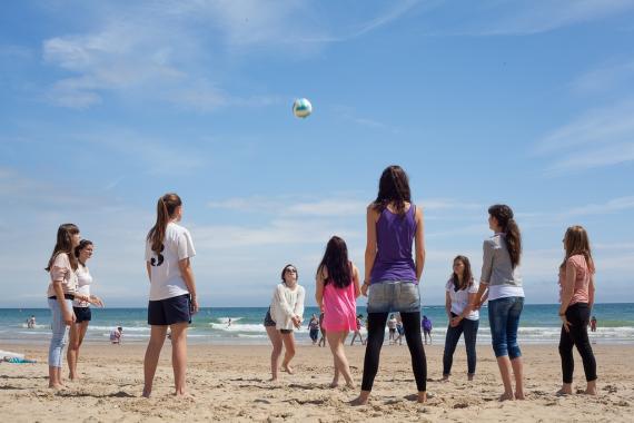 Nach dem Englischkurs in Bournemouth verbringt man die Freizeit am Strand