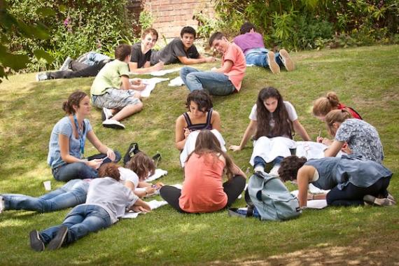Sprachschüler in Cambridge sitzen auf Wiese