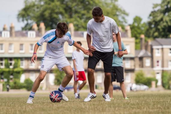 Sprachschüler in Cambridge spielen Fußball