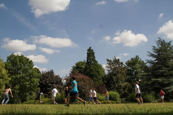 Sprachschüler spielen Fußball in Cambridge