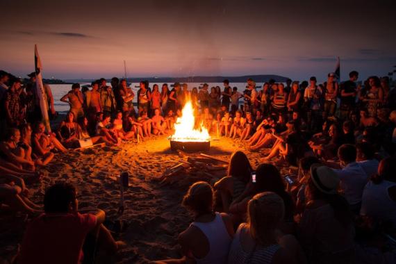 Sprachschüler Malta bei einer Beachparty mit Lagerfeuer