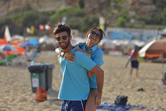 Sprachschüler haben Spaß am Strand