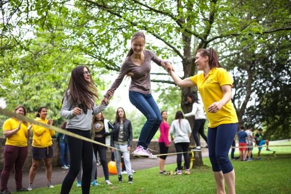 Sprachschüler*innen in Bath haben Spaß in ihrer Freizeit