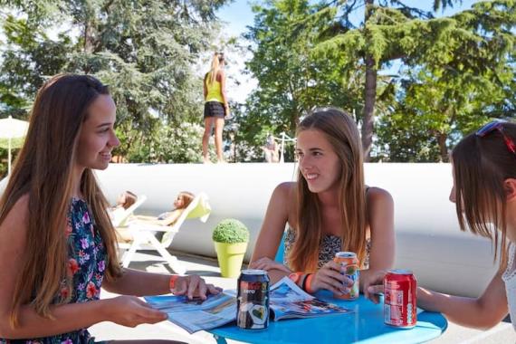 Sprachschülerinnen am Campus in Carnot