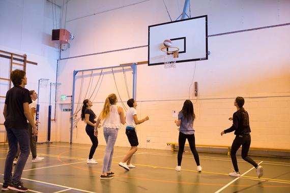 Basketballspiel für Sprachschüler