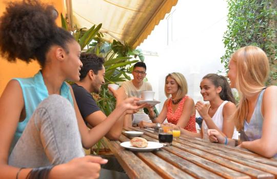 Die Sprachschülerinnen und Schüler entdecken in ihrer freien Zeit Bars in Sliema. Sprachschüler entdecken Sliema