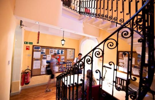 Sprachschüler:innen im Eingangsbereich der Sprachschule in Sliema. Englisch Sprachschule Malta