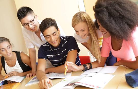 Die Sprachschülerinnen und Sprachschüler lernen in Gruppen in der Sprachschule Sliema. Sprachschüler lernen in Gruppen