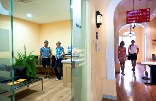 Sprachschülerinnen und Schüler im Eingangsbereich der Sprachschule in Sliema Sprachschule Eingangsbereich Sliema