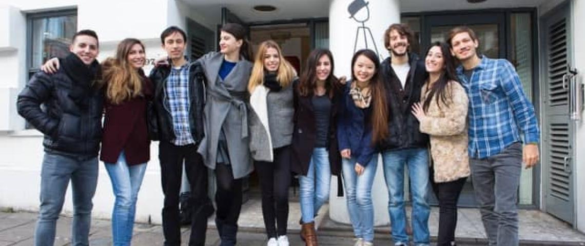 Sprachschüler vor Sprachschule Islington London