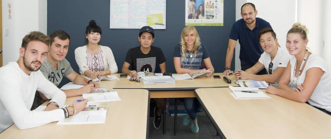 Eine Englisch Klasse junger Erwachsener im Klassenzimmer