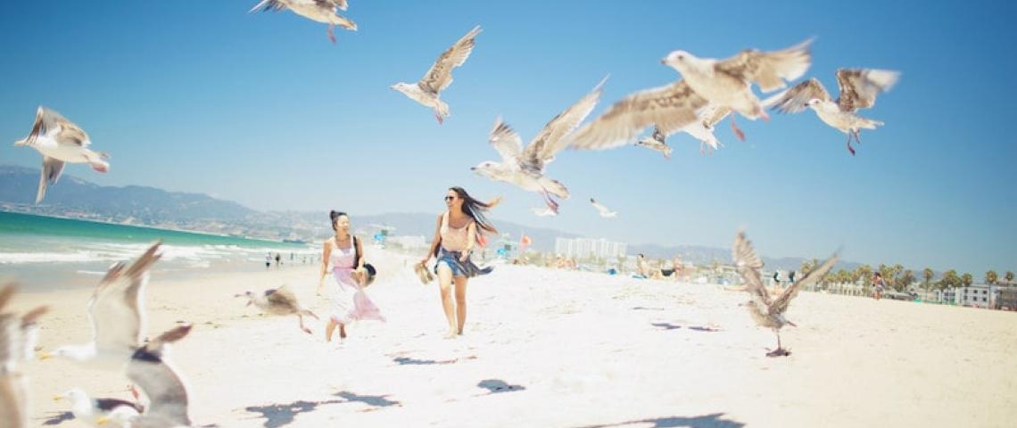 Sprachschülerinnen verbringen Freizeit am Strand