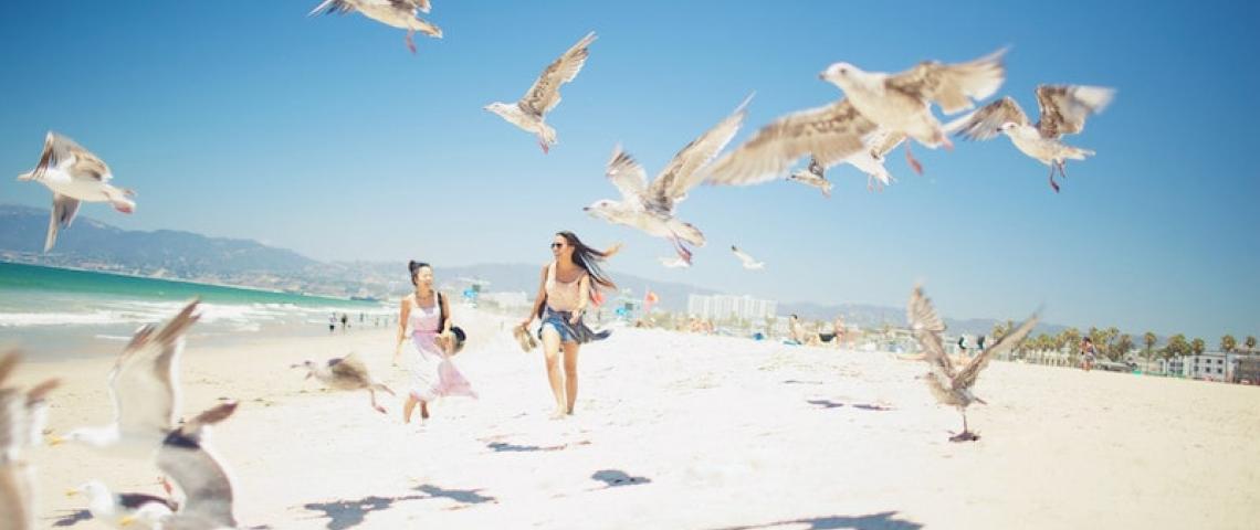 Sprachschülerinnen verbringen Freizeit am Strand