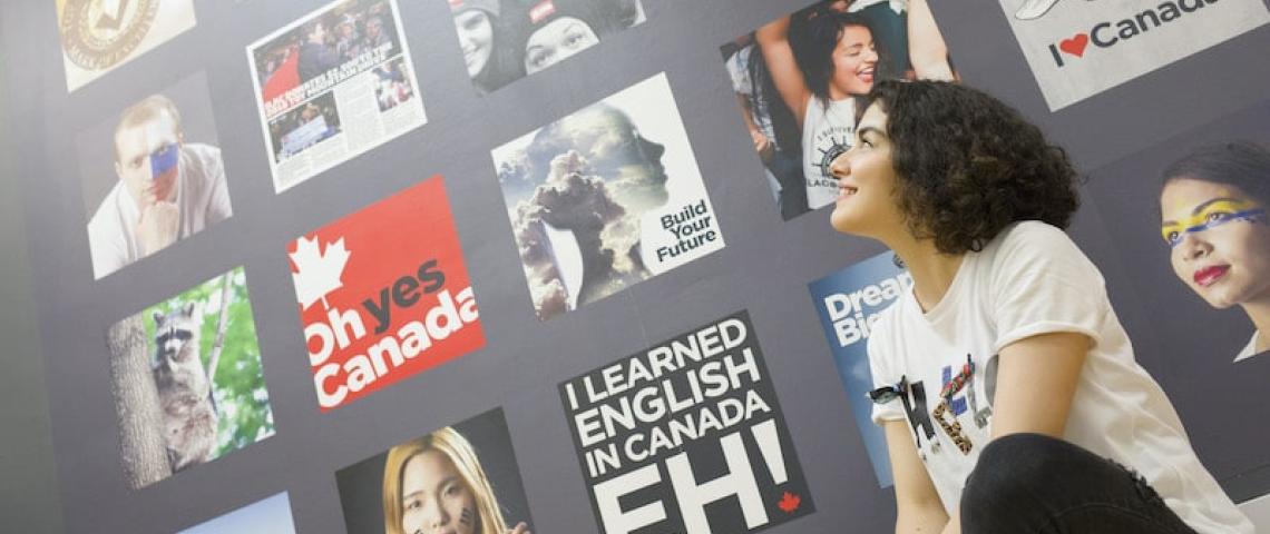Sprachschülerin vor Bilderwand Toronto