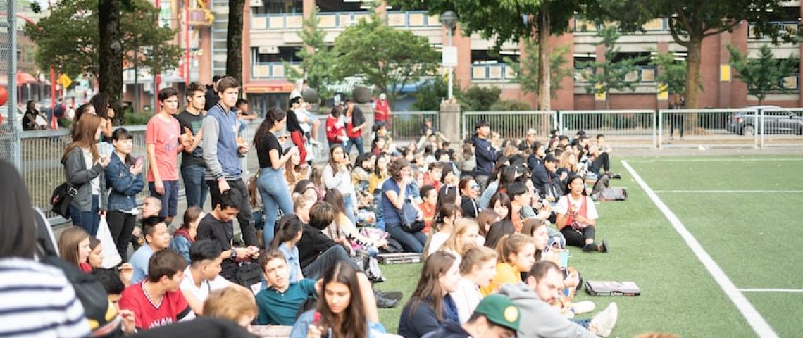 Sprachschüler sitzen auf Rasen Toronto