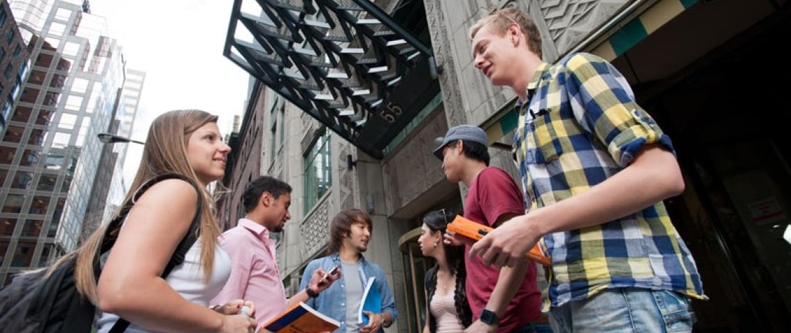 Sprachschüler stehen vor dem Eingang Sprachschule Toronto