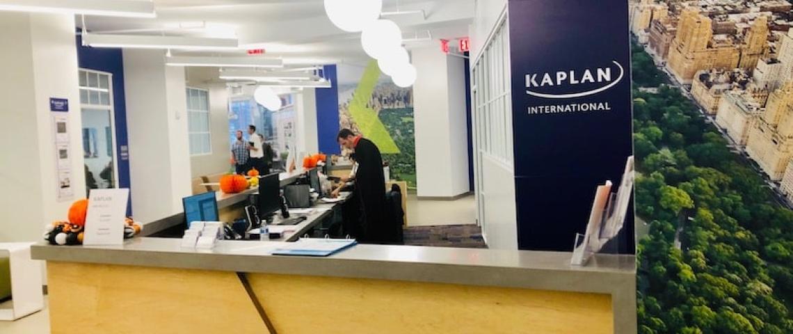 Sprachschüler der Kaplan International in New York auf Rasen