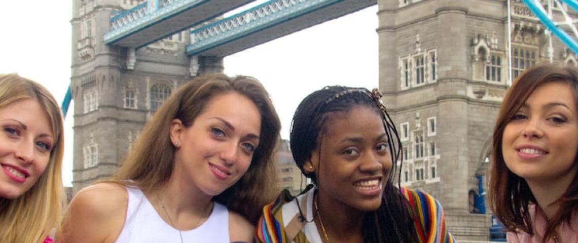 Sprachschüler vor Towerbridge in London Sprachreise