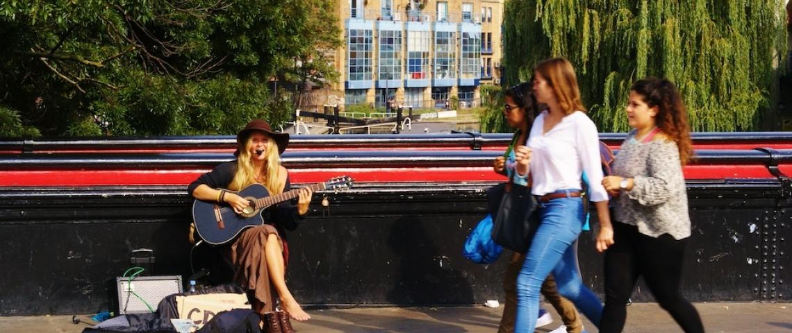 Musikerin an Camden Brücke