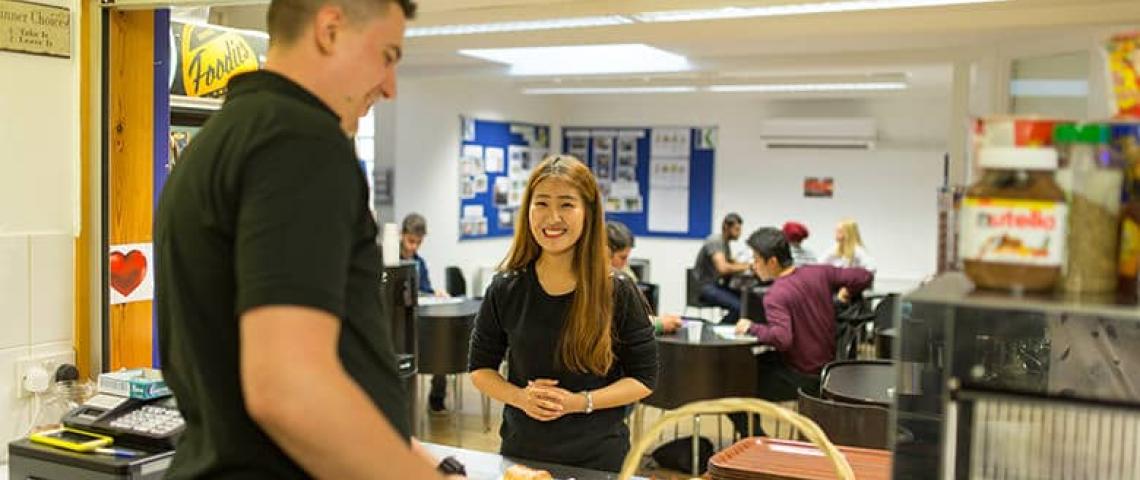 Cambridge Sprachschüler Kantine Mittagspause