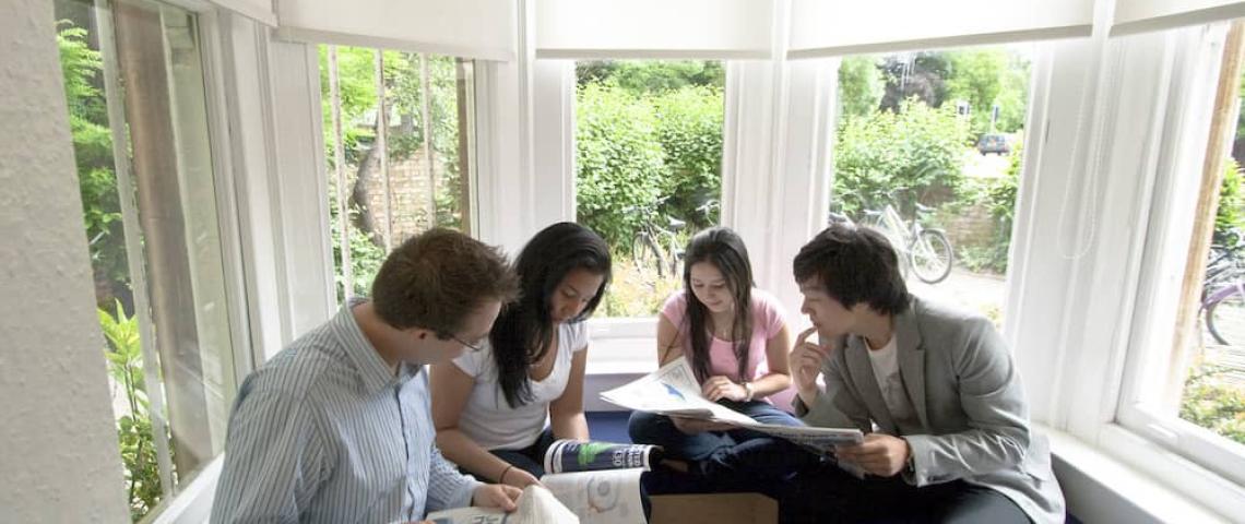 Sprachschüler im Gemeinschaftsraum Cambridge