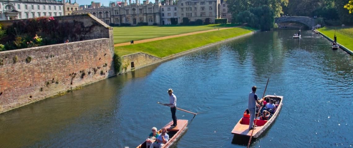 Cambridge Sprachschüler fahren auf dem Fluss