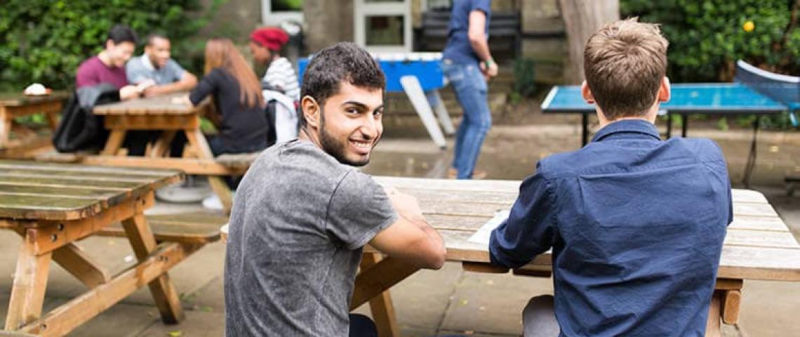 Sprachschüler haben Pause in Cambridge