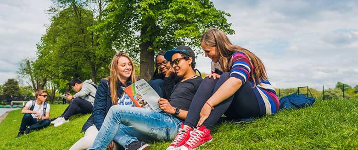 Sprachschüler in Cambridge auf Wiese