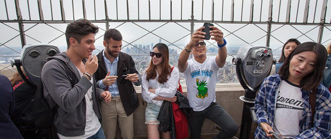 Sprachschüler machen Selfies auf dem Empire State Building