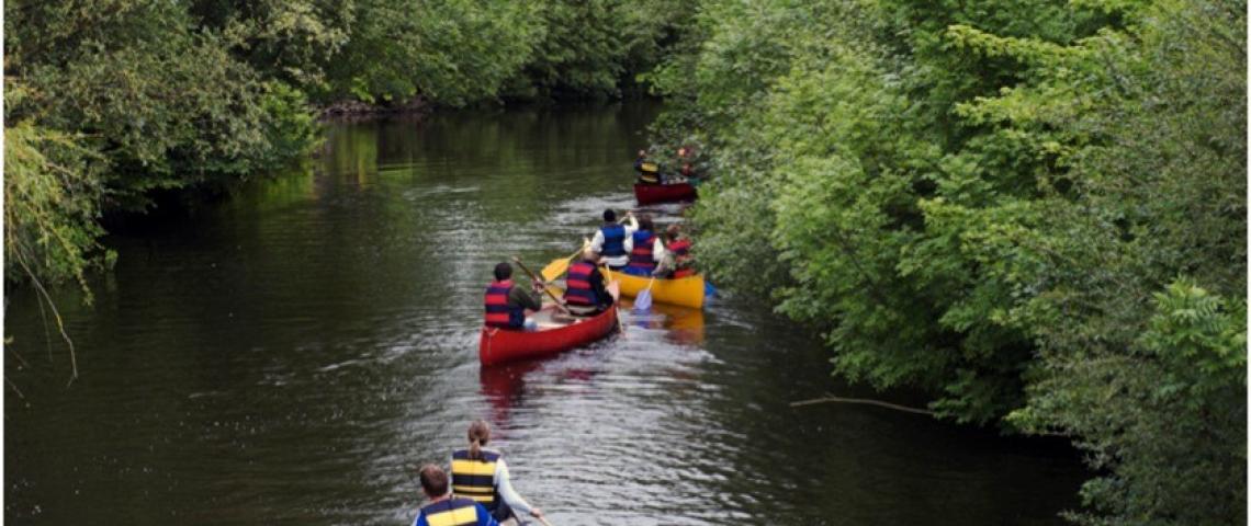 Teenager fahren Kanu auf dem Fluss