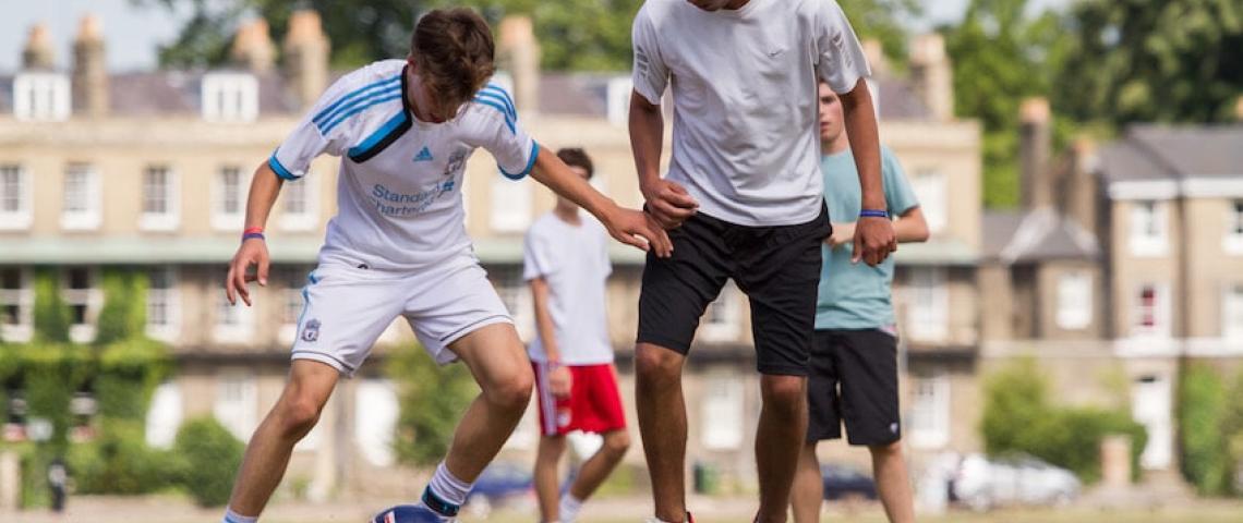 Sprachschüler in Cambridge spielen Fußball