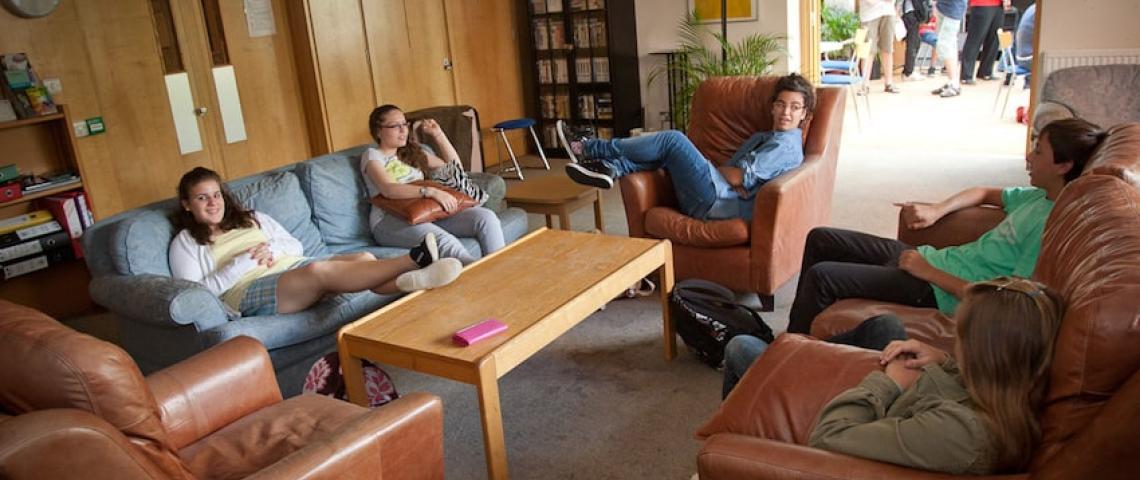 Sprachschüler relaxen in Sprachschule Cambridge