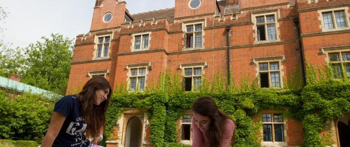Sprachschülerinnen sitzen vor Sprachschule Cambridge