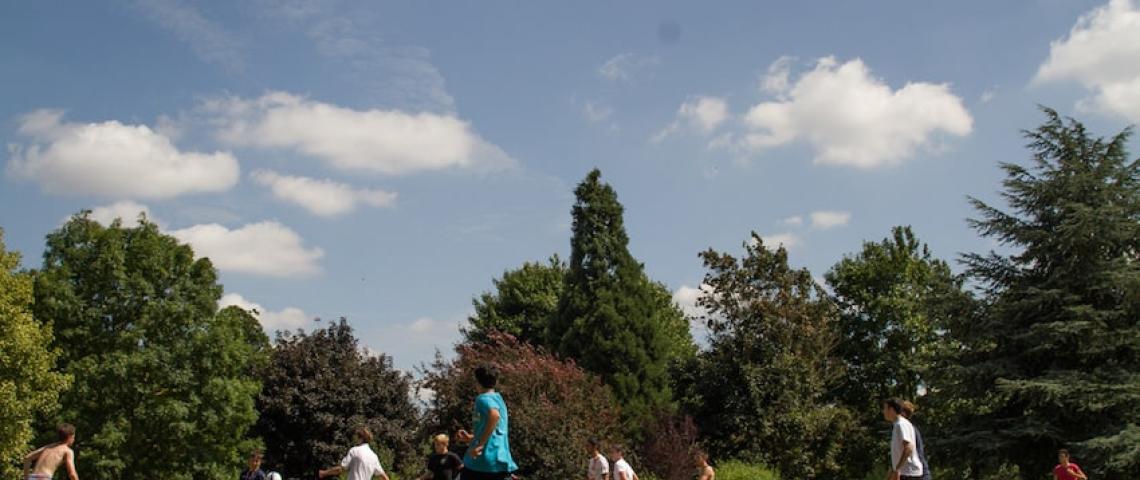 Sprachschüler spielen Fußball in Cambridge