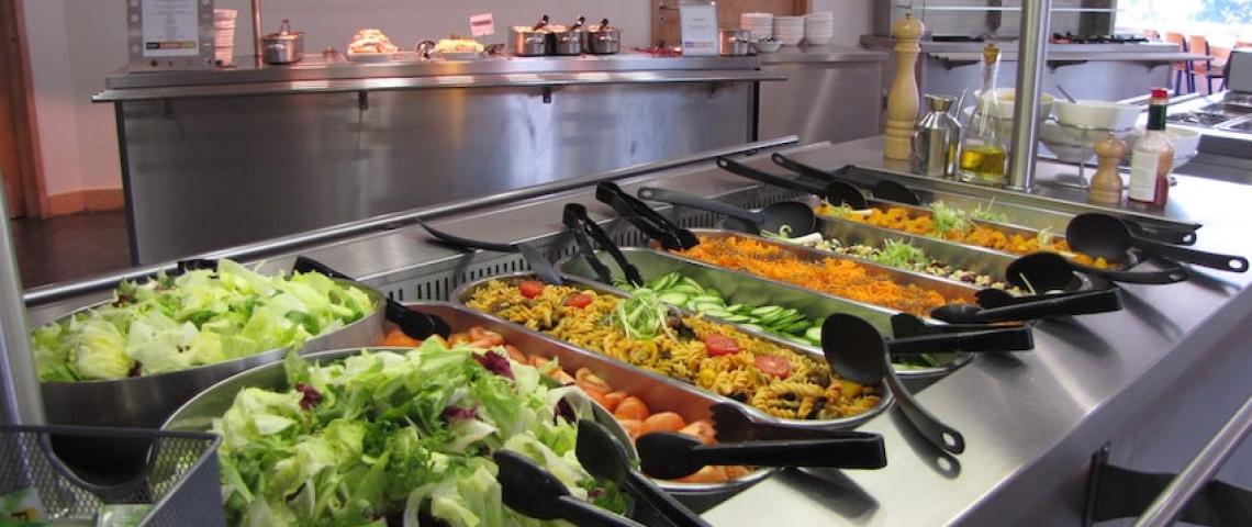 Salatbuffet in Cambridge Sprachschule