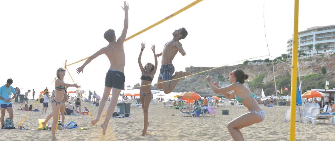 Schüler spielen Beach Volleyball
