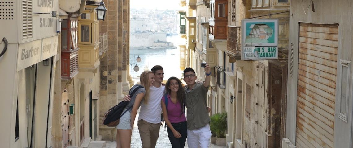 Teenager entdecken Sliema