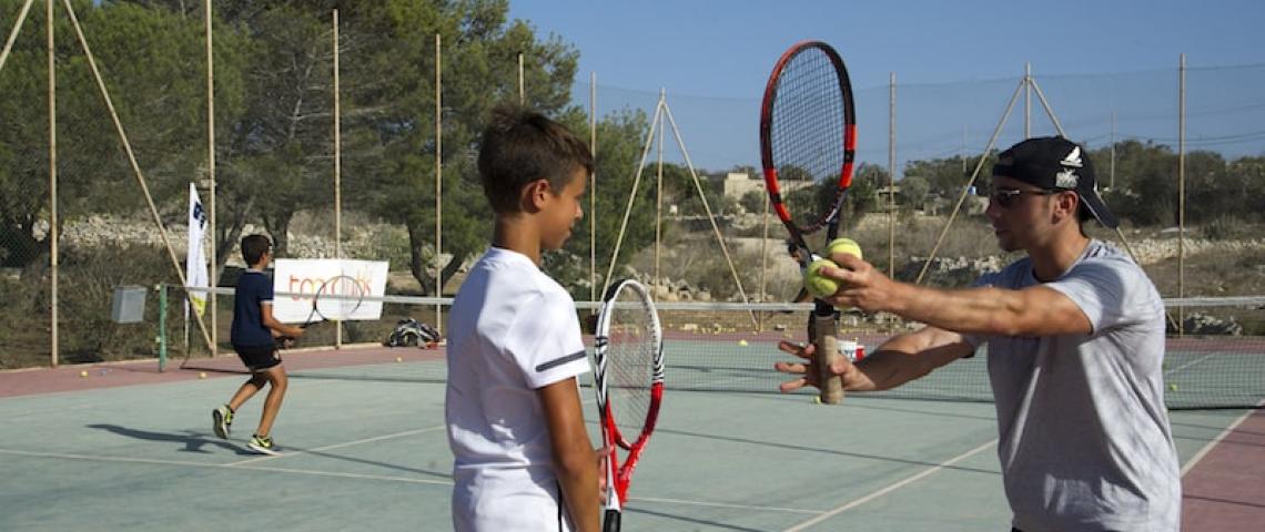 Sprachschüler auf Malta spielen Tennis