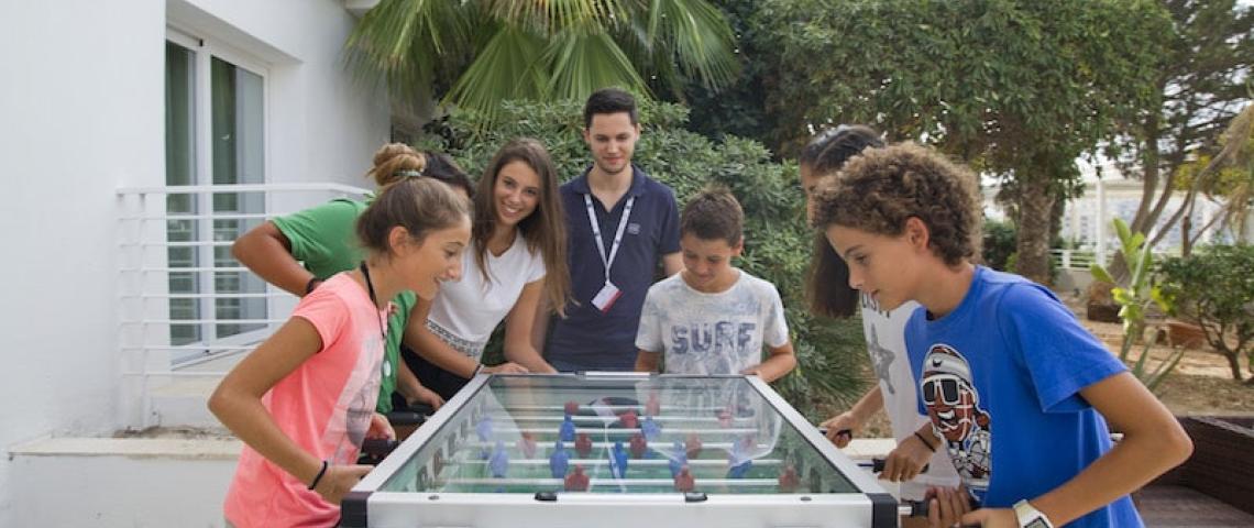 Junge Englisch Schüler spielen Kicker