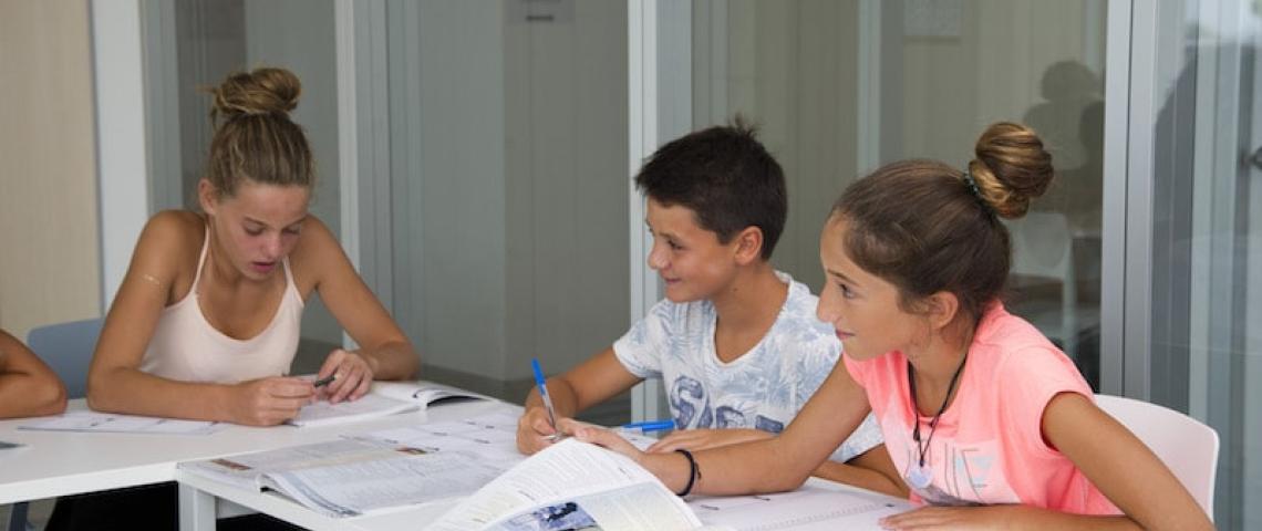 Jugendliche auf Malta lernen im Klassenzimmer