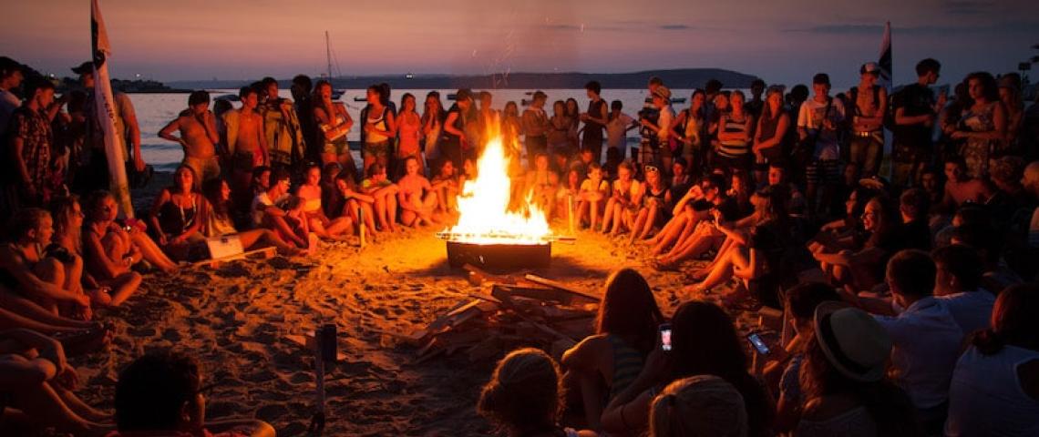 Sprachschüler Malta bei einer Beachparty mit Lagerfeuer