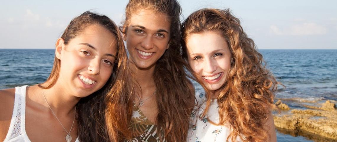 Teenagerinnen am Strand von Malta
