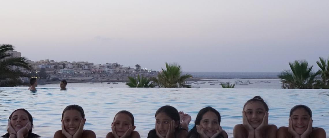 Jugendliche nach dem Englischsprachkurs im Pool auf Malta