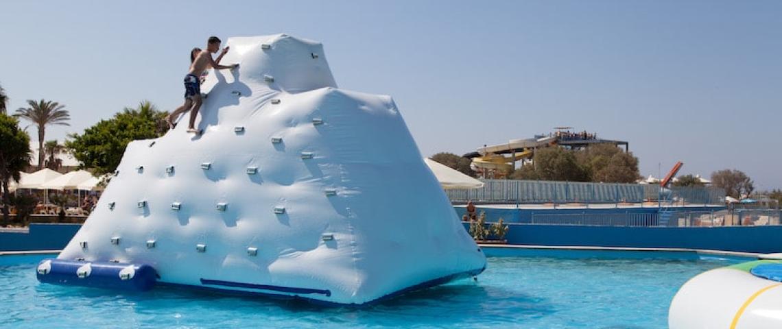 Teenager auf Malta haben im Splash & Fun Wasserpark Malta Spaß