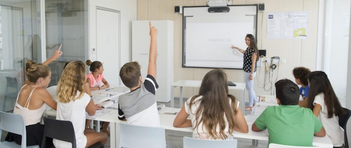 Jugendliche auf Malta St. Julians lernen im Klassenzimmer